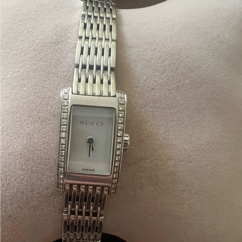 Gucci 8600 Series watch with mother of pearl face and diamonds - Picture 2 of 8